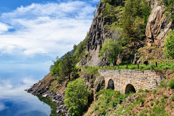 Экскурсия на катере из Байкальска на мыс Киркирей