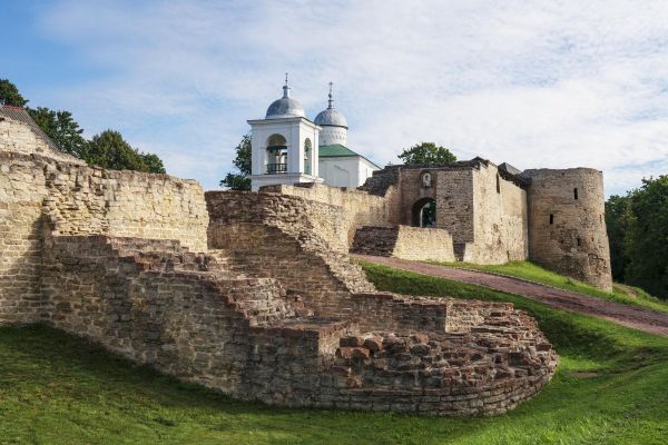 Экскурсия из Пскова в Изборск и Печоры