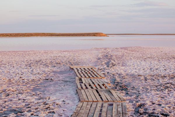 Горящая вода и розовое озеро: экскурсия в Адык из Элисты